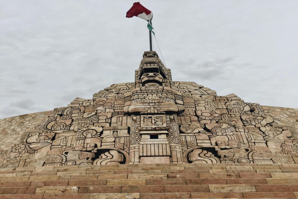 Kolonyal mimarinin en güzel örneklerini ve Meksika’nın zengin kültürel mirasını Merida’nın renkli sokaklarında keşfedin.